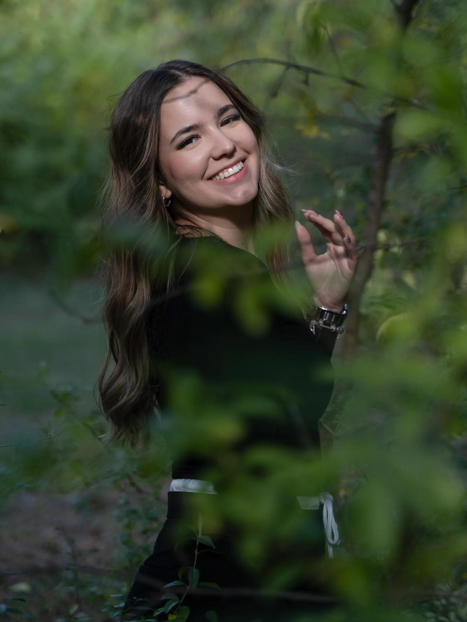 mosoly a fák között